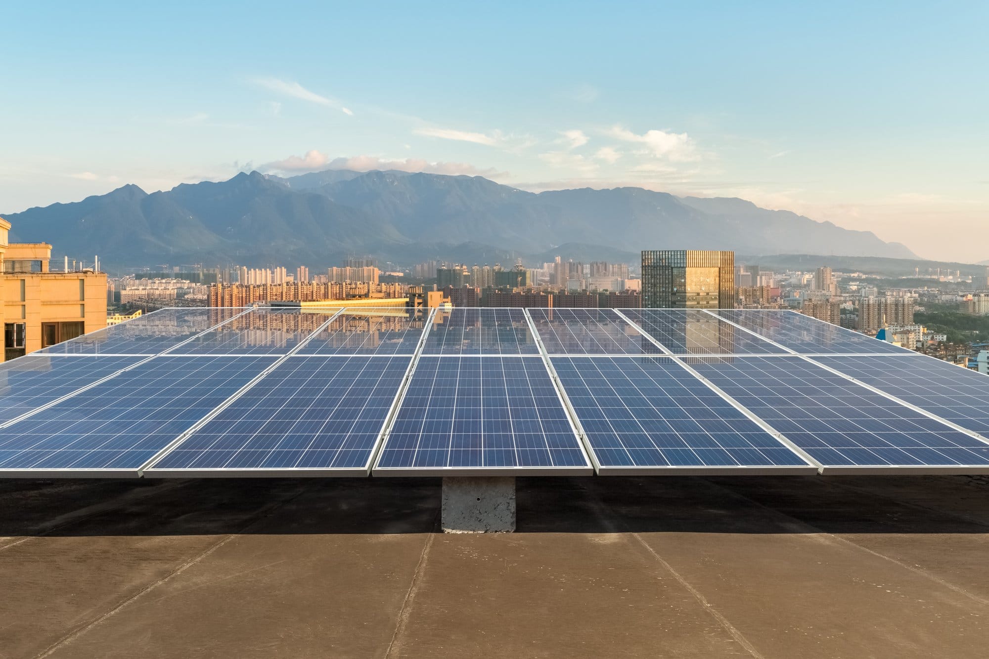 Empresas españolas construyen el mayor parque solar del mundo en Dubái